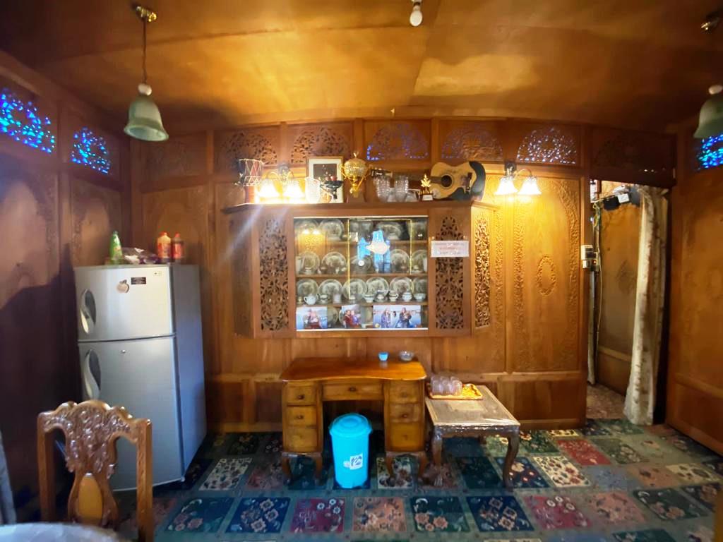 kashmir treat houseboat