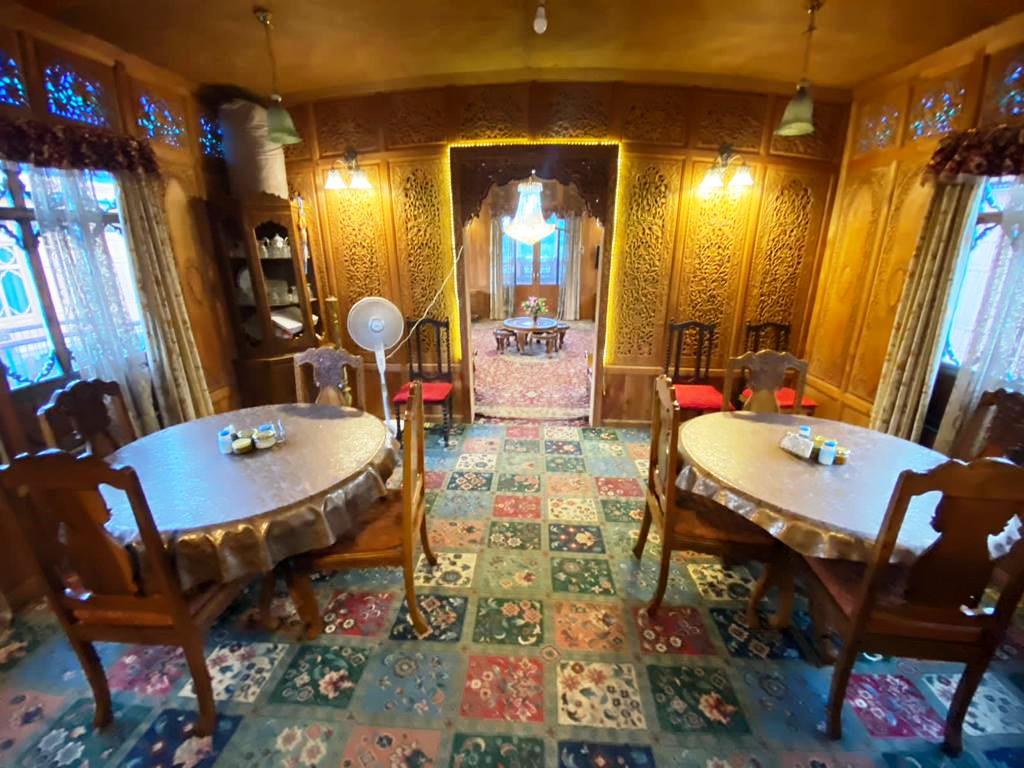 kashmir treat houseboat