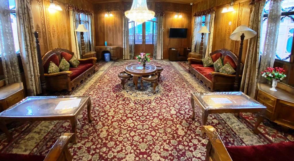 kashmir treat houseboat