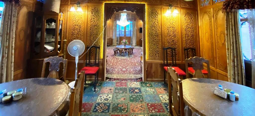 kashmir treat houseboat