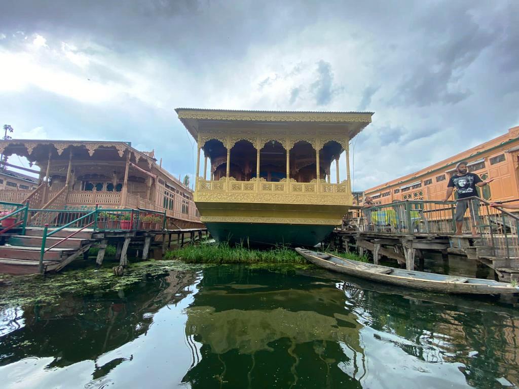 kashmir treat houseboat
