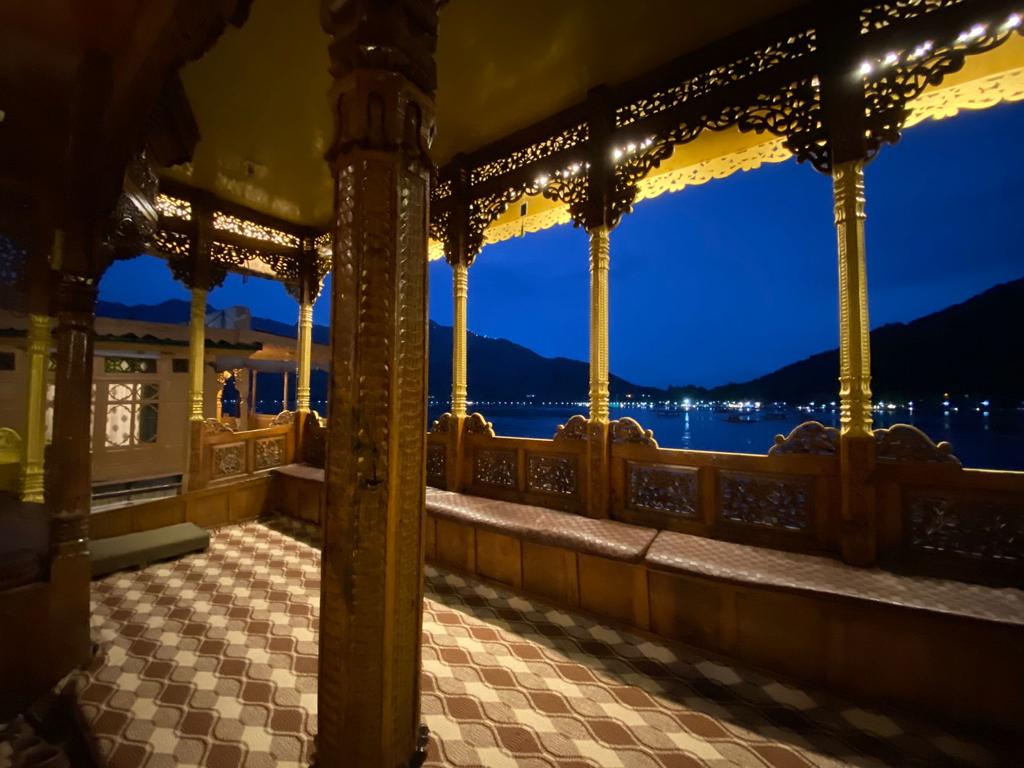 kashmir treat houseboat