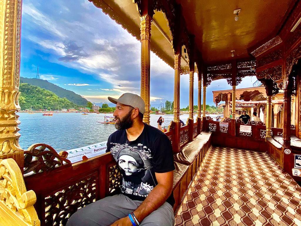 kashmir treat houseboat