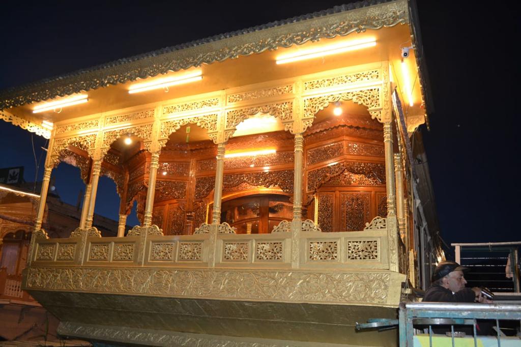 kashmir treat houseboat