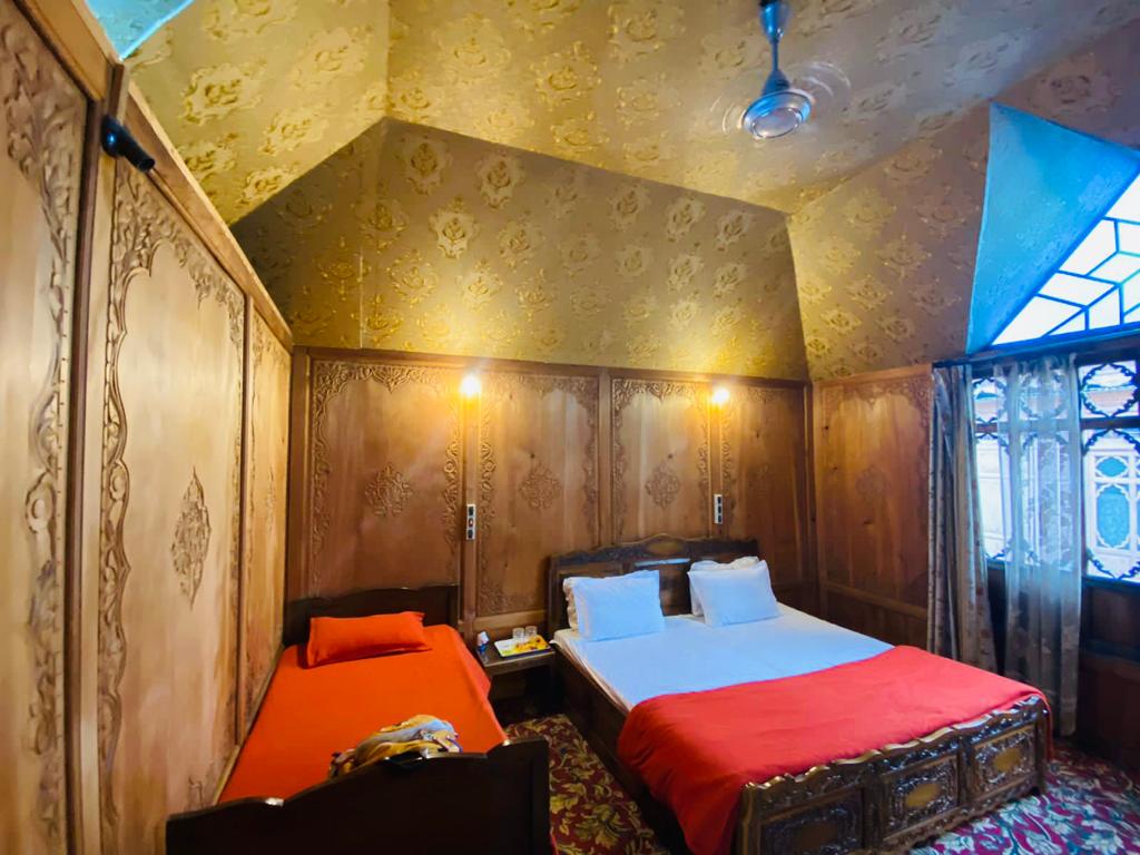 kashmir treat houseboat