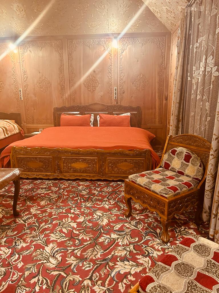 kashmir treat houseboat