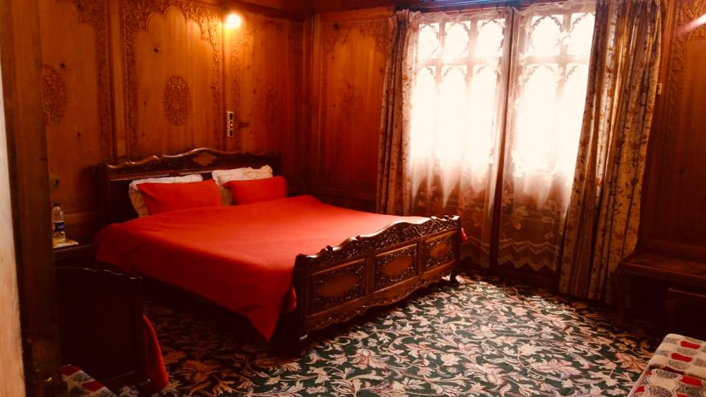 kashmir treat houseboat