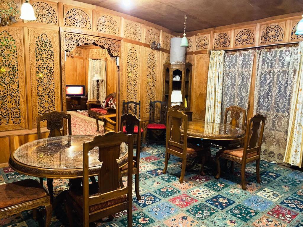 kashmir treat houseboat