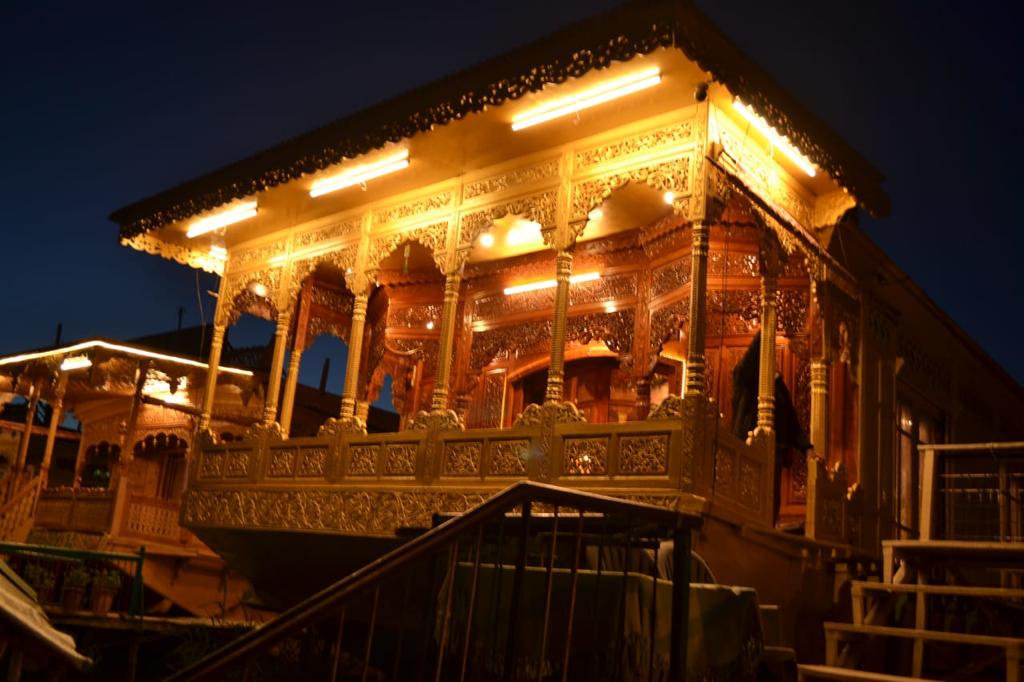 kashmir treat houseboat