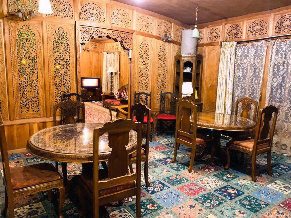 kashmir treat houseboat