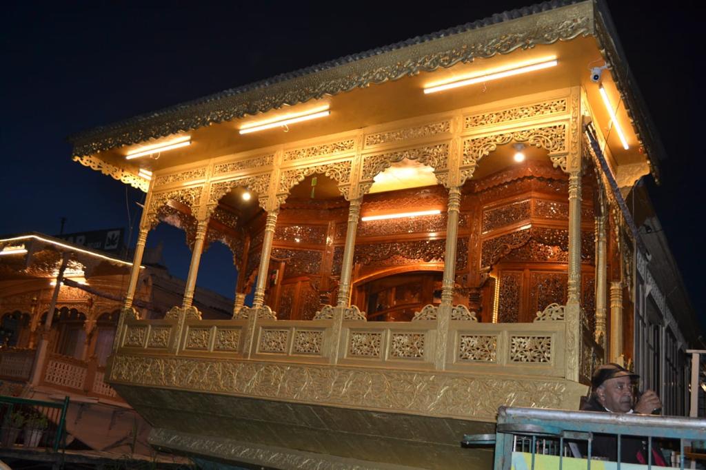 kashmir treat houseboat