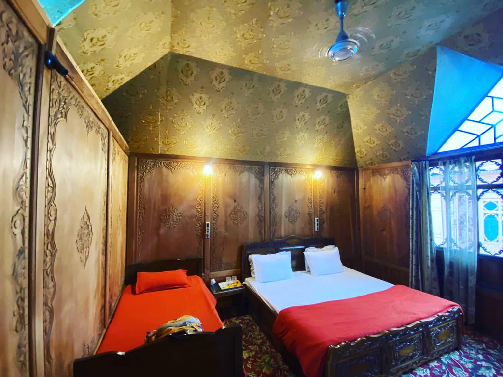 kashmir treat houseboat