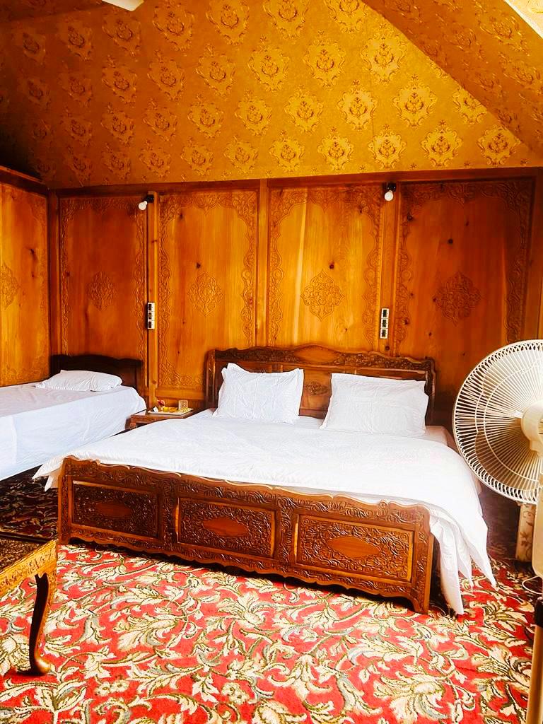 kashmir treat houseboat