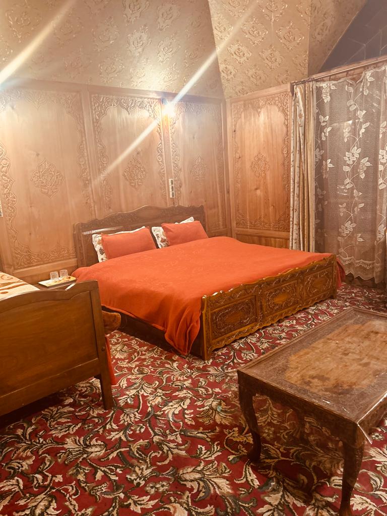kashmir treat houseboat