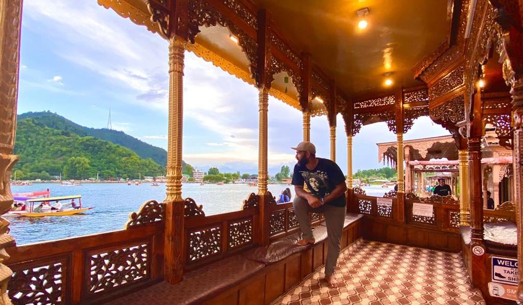 kashmir treat houseboat