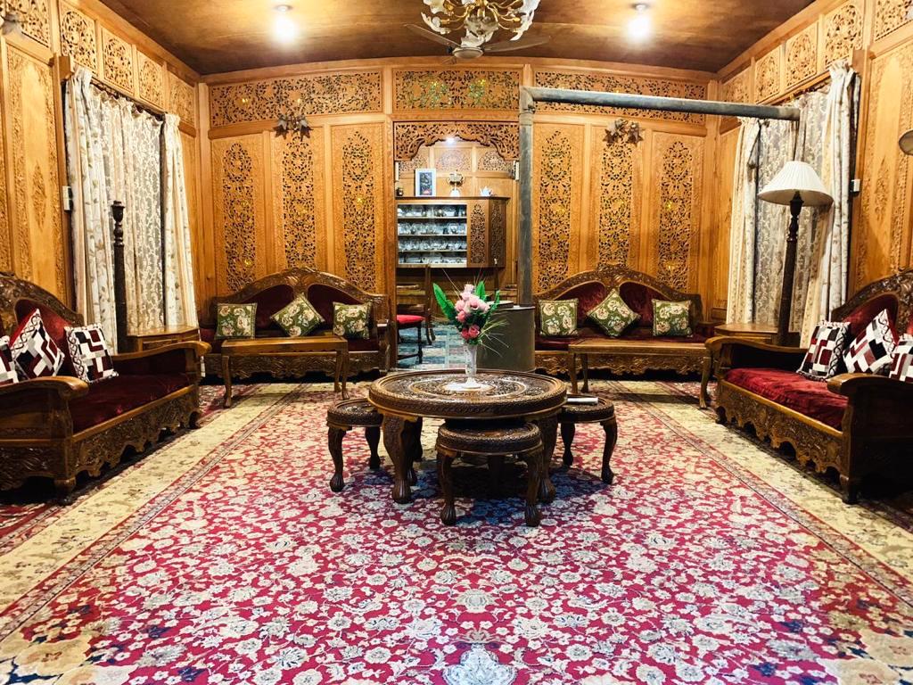 kashmir treat houseboat