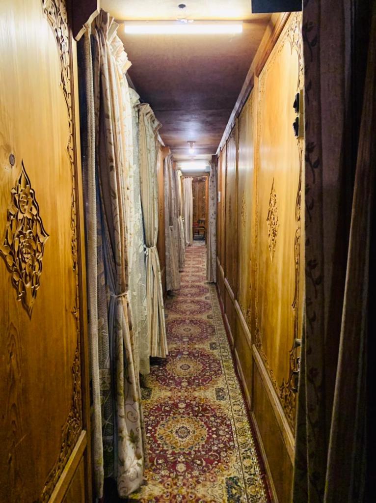 kashmir treat houseboat