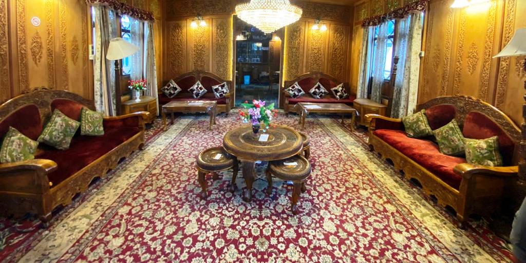 kashmir treat houseboat