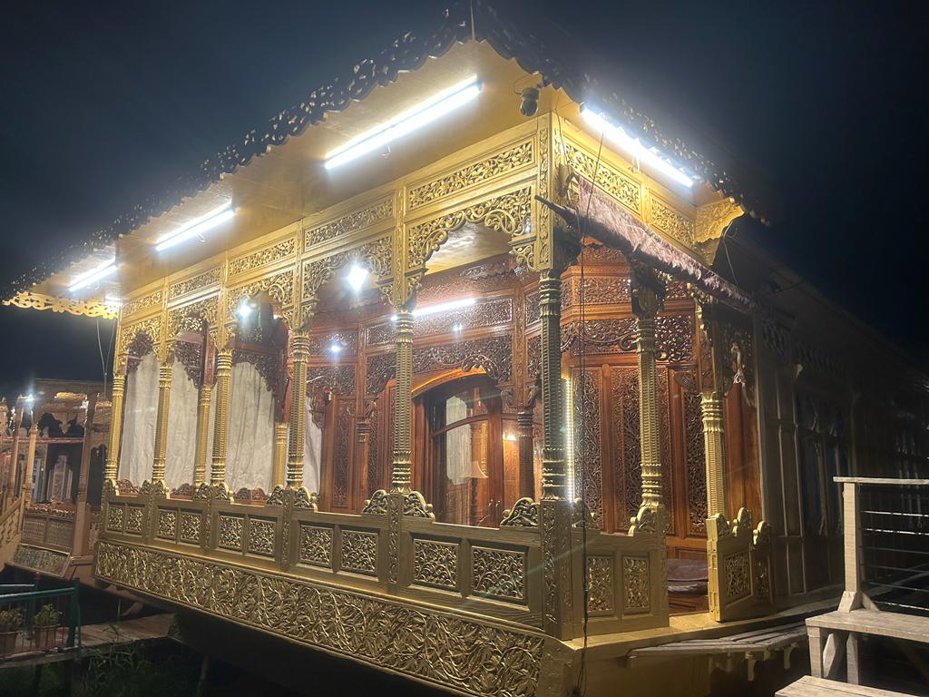 kashmir treat houseboat