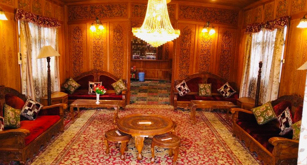 kashmir treat houseboat
