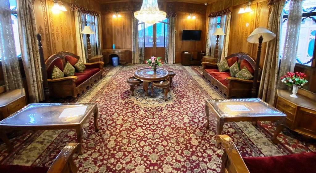 kashmir treat houseboat
