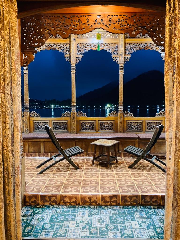 kashmir treat houseboat