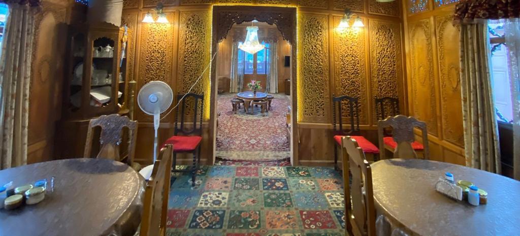 kashmir treat houseboat
